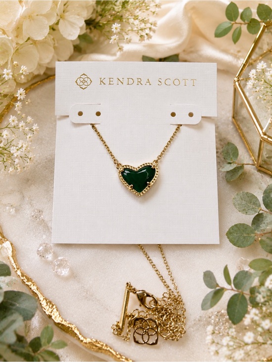 Kendra Scott Jewelry - Kendra Scott Ari Heart Gold Pendant Necklace – Deep Green Heart Stone